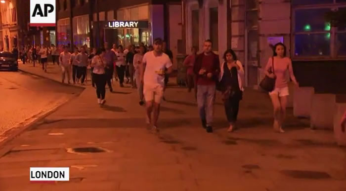 Ӣ���׶ؿֲ�Ϯ��������ơ��������ͷ�ĵ����类��ΪӢ��