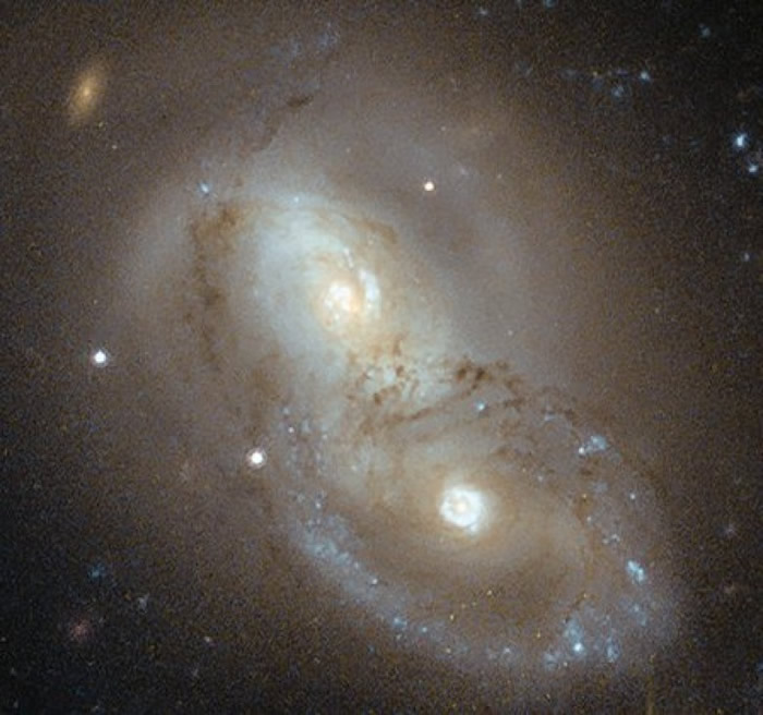 两星系重叠的影像有如美丽宝石。