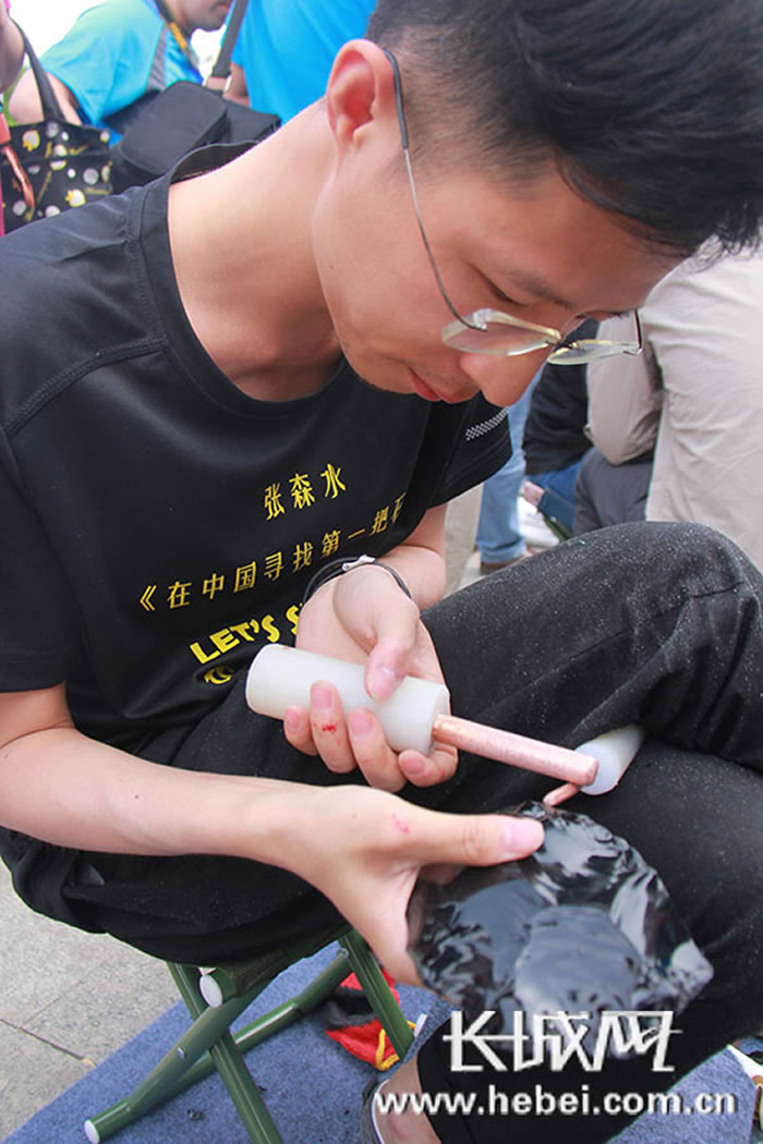 首届中国旧石器文化节之高校学生打制石器大赛在河北省阳原县泥河湾广场举行