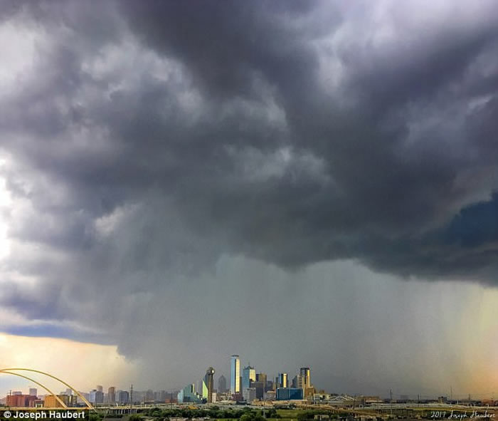 美国德州东北部达拉斯出现可怕的“微下击暴流”(Microburst)现象