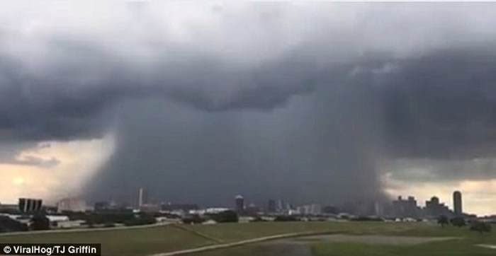 美国德州东北部达拉斯出现可怕的“微下击暴流”(Microburst)现象