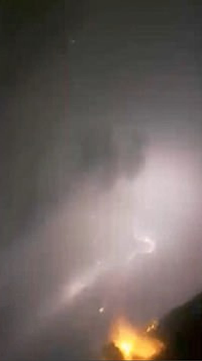 英国德文郡普利茅夫追风青年遇“火闪电” 犹如“从天降下来的火雨”