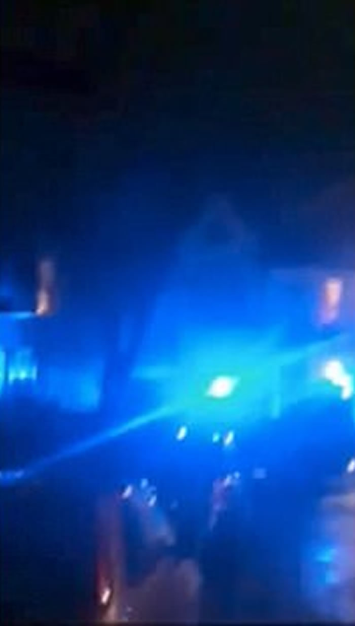 英国德文郡普利茅夫追风青年遇“火闪电” 犹如“从天降下来的火雨”