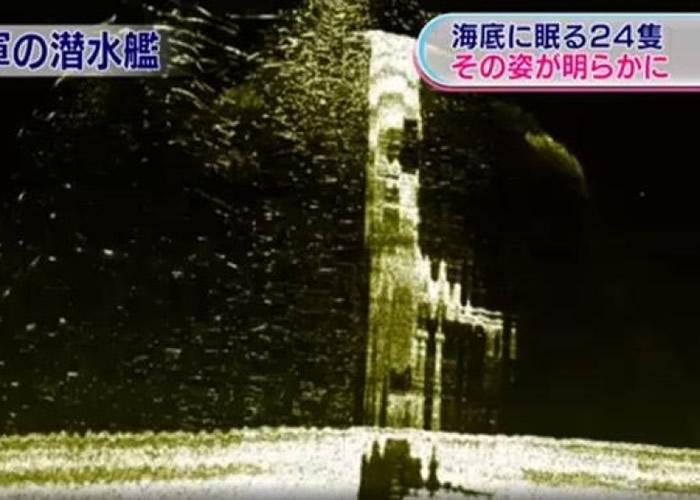 画面可见,有潜艇呈垂直插入海底状态。