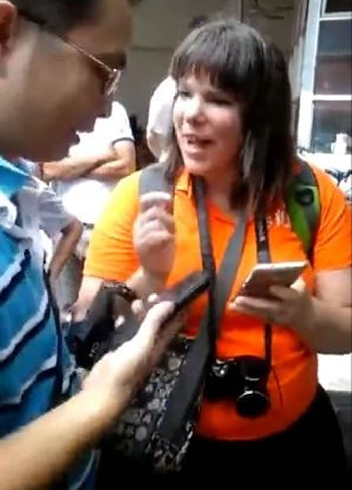 外国游客特别来广西吃狗肉,还穿着「狗肉那么香,我要尝一尝」的衣服。