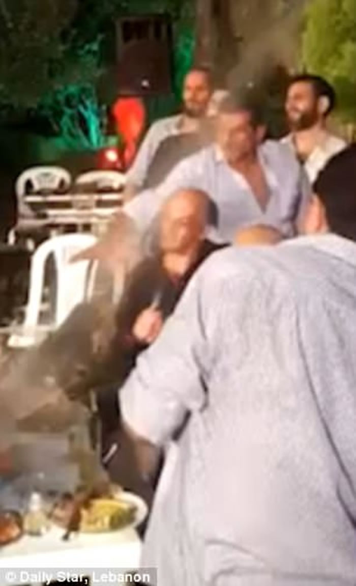 �ּ�����������������ڻ�������AK47���ǹ��ǹ��ף ����ղ�סǹ֦����Ĵ�ɨ��