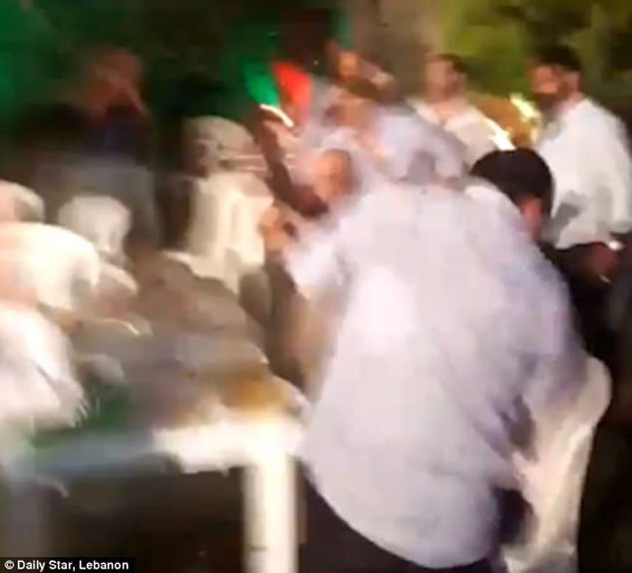 �ּ�����������������ڻ�������AK47���ǹ��ǹ��ף ����ղ�סǹ֦����Ĵ�ɨ��