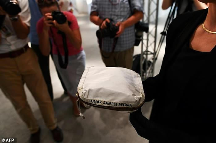 人类登陆月球48周年:美国宇航员阿姆斯特朗首次登月所采集的月球尘土将在纽约拍卖