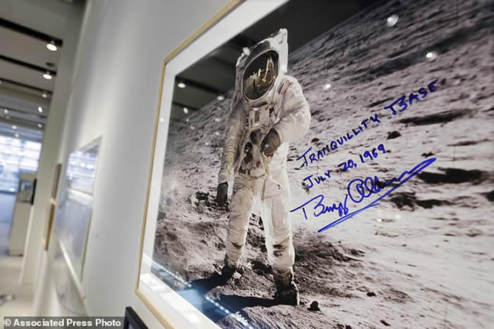 人类登陆月球48周年:美国宇航员阿姆斯特朗首次登月所采集的月球尘土将在纽约拍卖