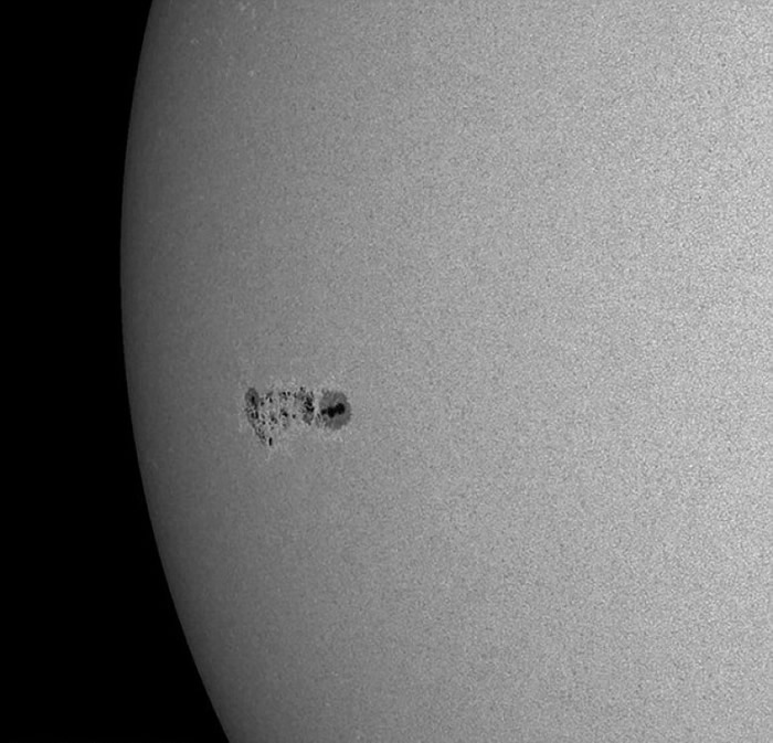 太阳表面出现比地球大19倍的巨大黑子“AR2665”