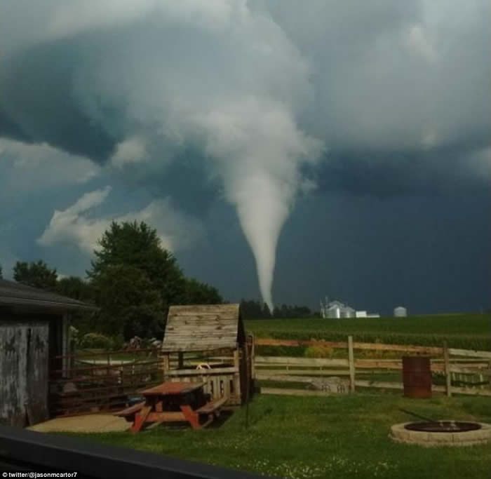 美国艾奥瓦州小镇康罗伊受到龙卷风正面侵袭