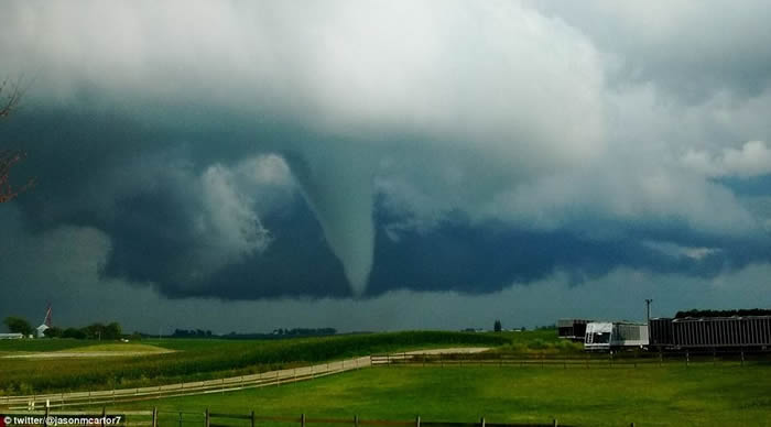 美国艾奥瓦州小镇康罗伊受到龙卷风正面侵袭