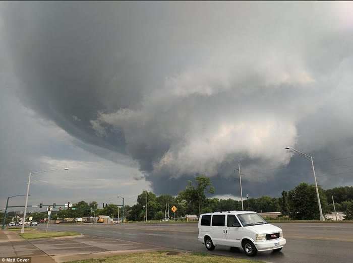 美国艾奥瓦州小镇康罗伊受到龙卷风正面侵袭