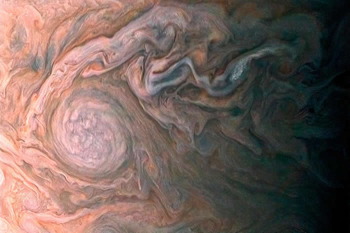 朱诺号大约在木星上空14500公里处,拍摄到这张木星大气翻腾的景象。