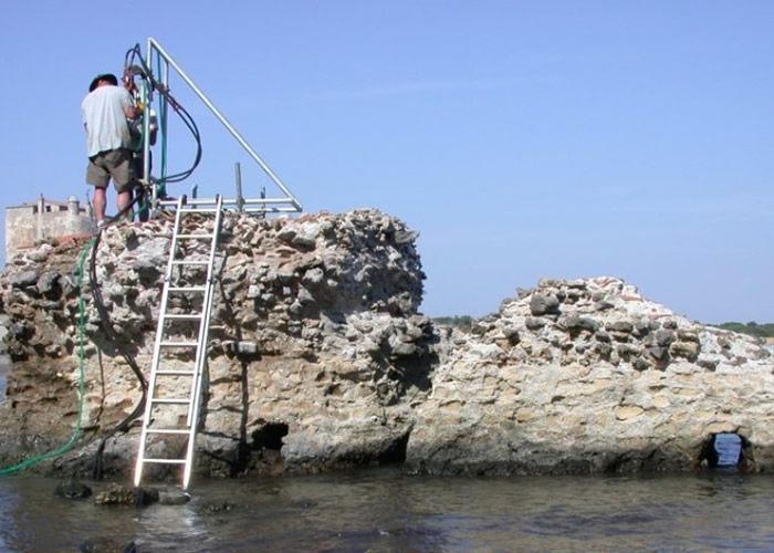 研究人员在海边采集样本。