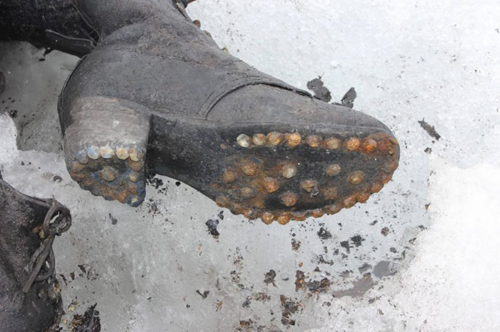这双高跟靴是杜穆林夫人(Mrs. Dumoulin)所有。在1942年失踪前她是一名老师。 PHOTOGRAPH BY SWISS POLICE