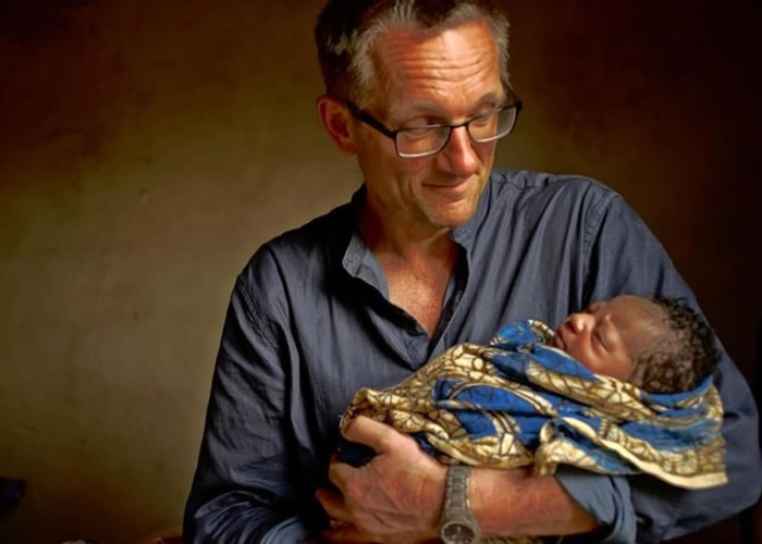 莫斯利医生探访受病症影响的小孩。