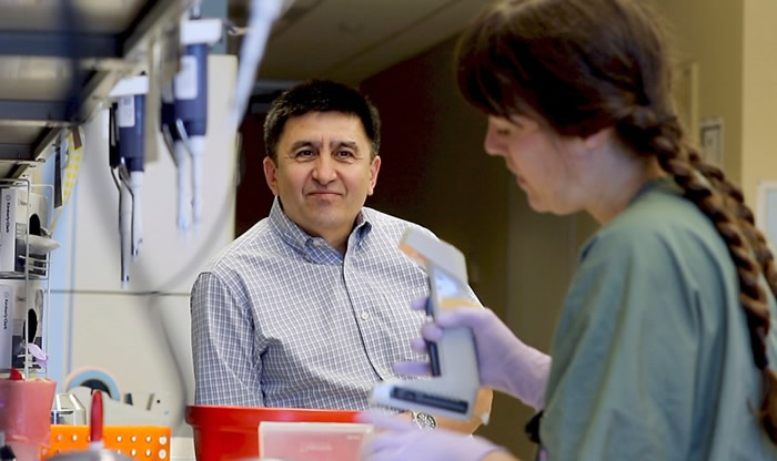 米塔利托夫(左)参与是次研究。