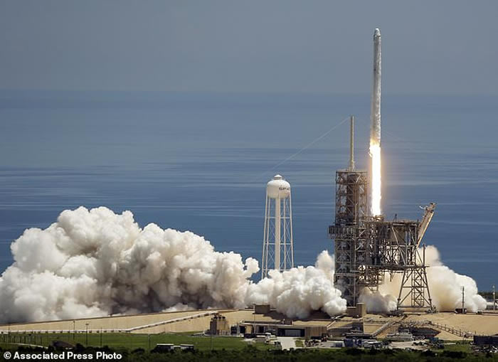 ̫��̽���Ƽ���˾SpaceX������ӥ9�Ż�� ����������ĳ����������Ϲ���̫��վ