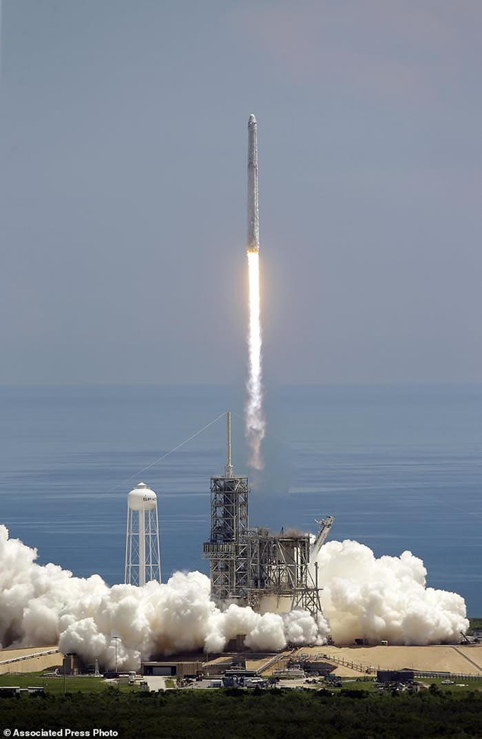 ̫��̽���Ƽ���˾SpaceX������ӥ9�Ż�� ����������ĳ����������Ϲ���̫��վ