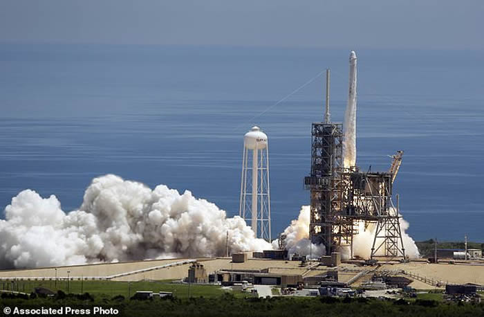 ̫��̽���Ƽ���˾SpaceX������ӥ9�Ż�� ����������ĳ����������Ϲ���̫��վ