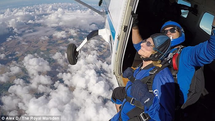 英国伦敦90岁老婆婆挑战高空跳伞