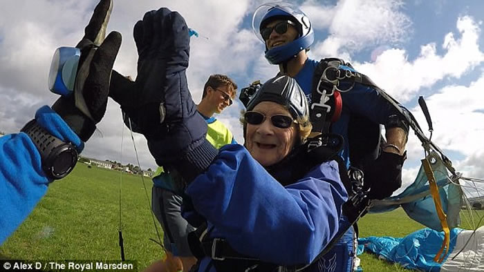 英国伦敦90岁老婆婆挑战高空跳伞