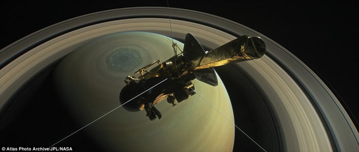 美国NASA无人土星探测船“卡西尼号”飞过土星大气层 近距离收集气体