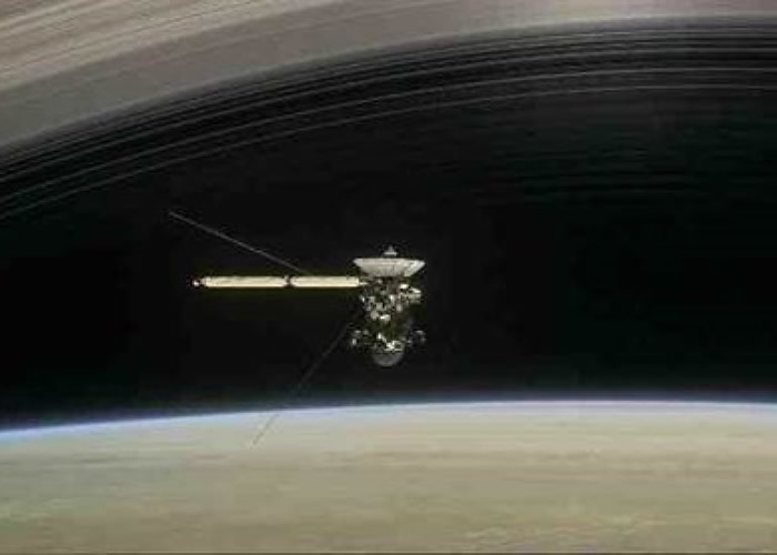 美国NASA无人土星探测船“卡西尼号”飞过土星大气层 近距离收集气体
