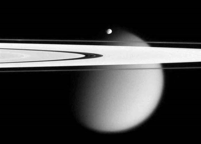 美国NASA无人土星探测船“卡西尼号”飞过土星大气层 近距离收集气体