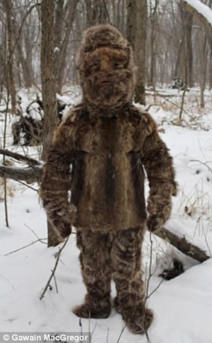 美国北卡罗莱纳州民众声称在山上遇见“大脚怪” 男子称是自己穿上动物毛皮