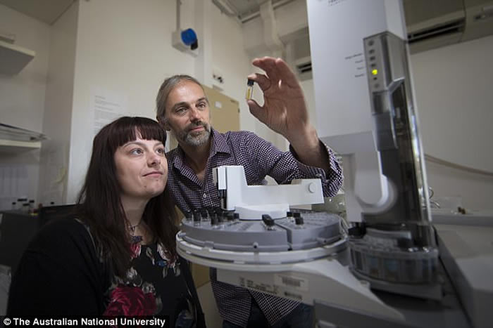 布罗克斯(右)形容藻类为含有大量营养的生物,为日后复杂生物系统的演化提供了所需的能量。