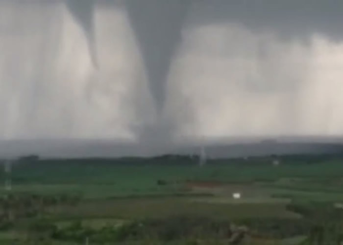 对于双龙卷风的出现,不少网民均大感害怕。