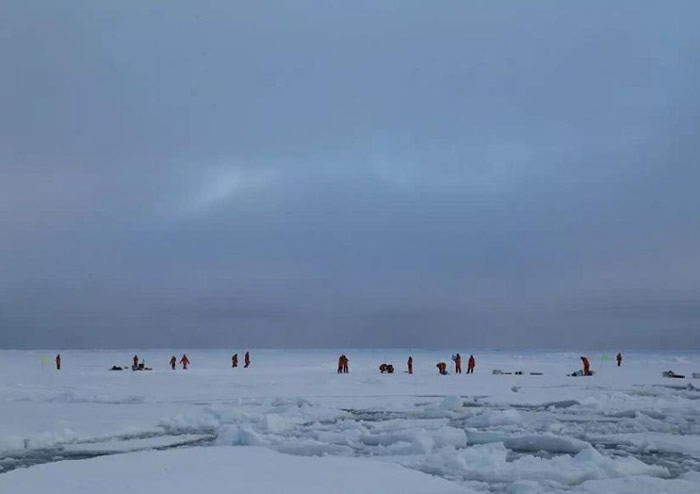 考察队沿途进行科研考查。