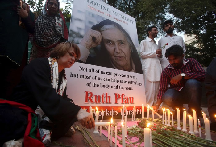 民众点洋烛悼念普福修女。