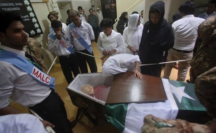 麻风中心的修女抚棺与普福修女诀别。