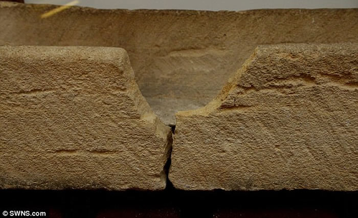 英国埃塞克斯郡普里特威尔修道院博物馆 父母抱小孩进800年历史石棺拍照导致文物损坏