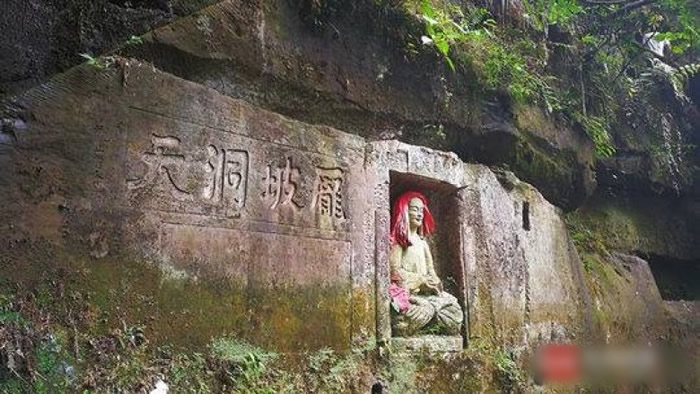 庞坡洞相传是三国时期庞德公夫妇隐居之地。