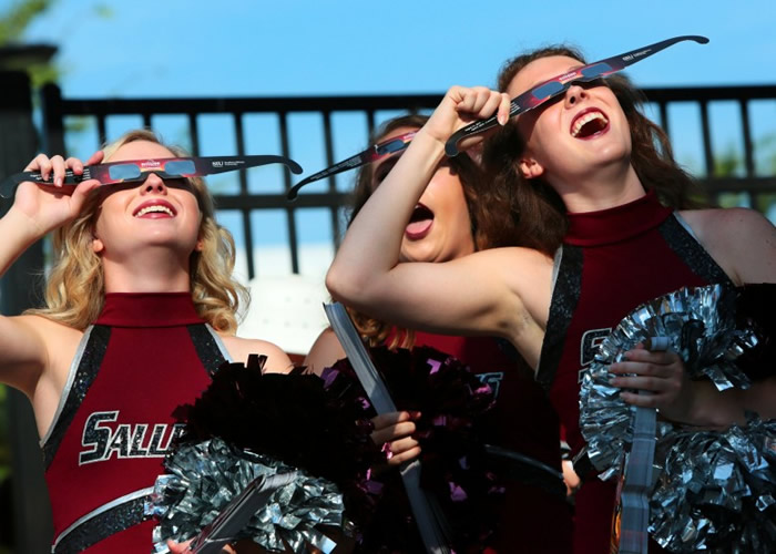 ��ѧ��������Ů��ͣ���������˶����Ϲۿ���ʳ��