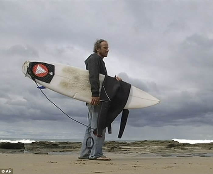 澳洲男子冲浪遭3米大白鲨袭击 冲浪板及潜水衣被鲨鱼狠咬