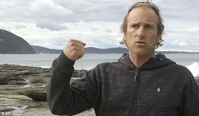 澳洲男子冲浪遭3米大白鲨袭击 冲浪板及潜水衣被鲨鱼狠咬