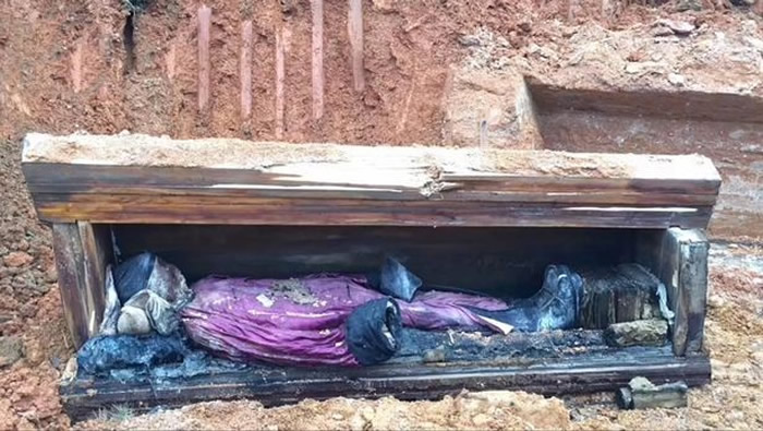 湖南省安化县工地挖出明清古墓 保存相当完好男古尸