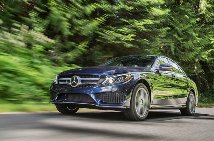 也因为如此,未来C-Class将全面采用中央三芒星厂徽配置。