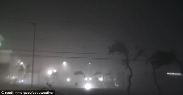 美国追风者冒死闯风眼墙 第一身直击风暴哈维威力