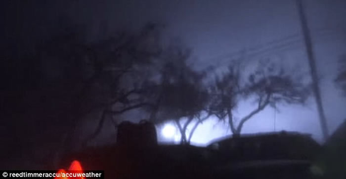 美国追风者冒死闯风眼墙 第一身直击风暴哈维威力