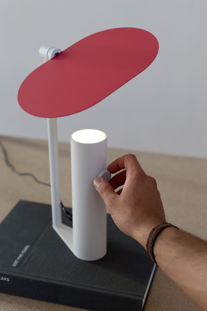 透过控制反光板将光线导向需要的位置。