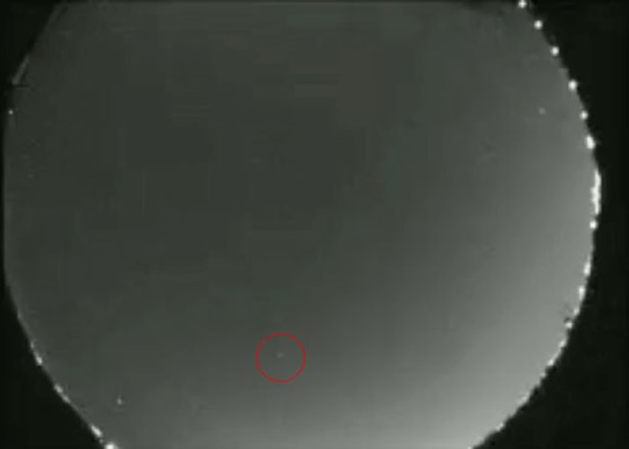 美国多个州分的夜空出现神秘火球(红圈)。