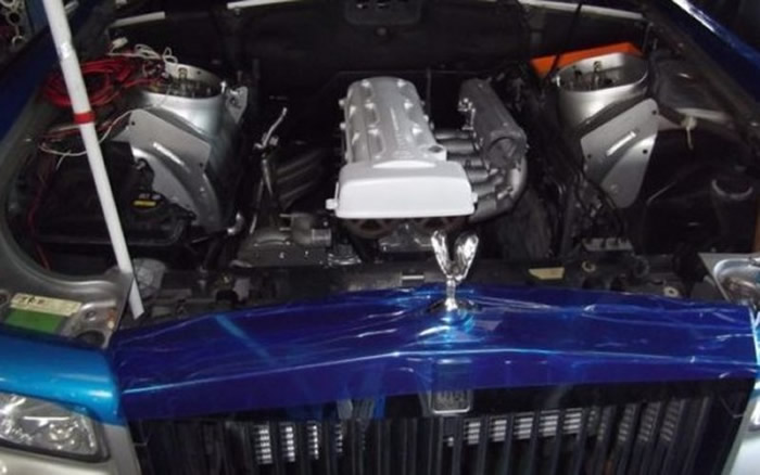 让这辆典雅英伦女神,实则拥有最大可达900匹的狂暴实力…。