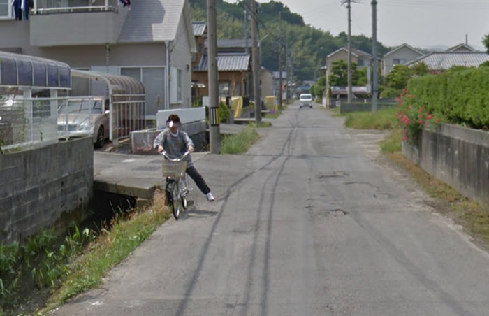 日本网友查看谷歌街景照时发现骑单车妇人为了避让Google街景车先行差点摔进水沟