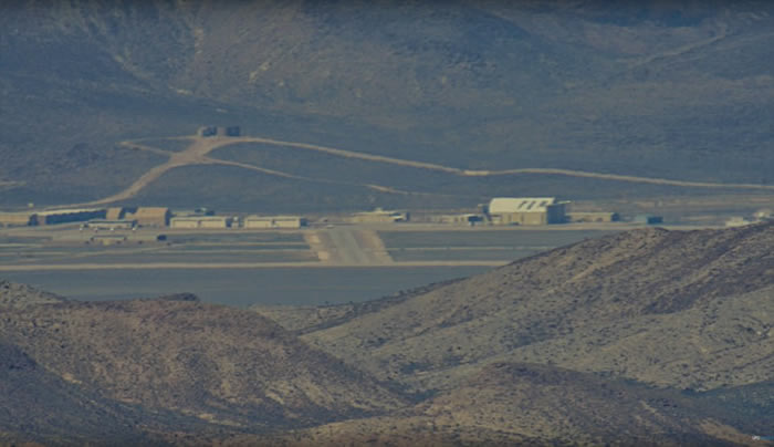 YouTube“UFO探索者”频道实拍美国51区 发现数架高速飘移的飞行物及疑似外星人活动